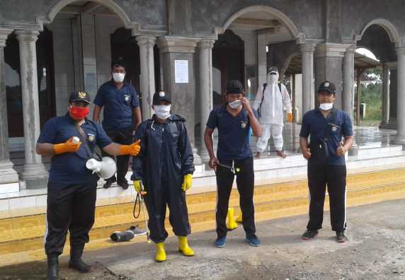 Pemerintah Desa Pidodokulon Laksanakan Kegiatan Penyemprotan Desinfektan dan Pembagian Masker